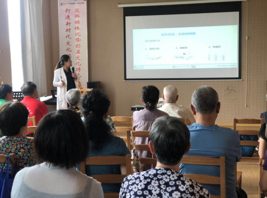 维乐口腔联合晚报老年大学成功举办义诊活动